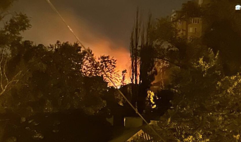 У центрі окупованого Донецька пролунали вибухи, почалася масштабна пожежа: відео
