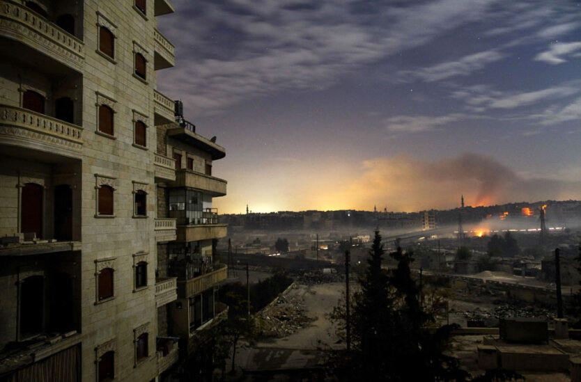 Первое декабря 2012. После ночных столкновений над районами города Алеппо Ханано и Бустан-аль-Баша поднимается дым от пожаров. 