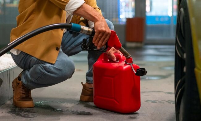 Топливо в канистре