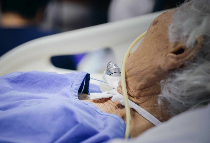 Пожилая женщина в больнице