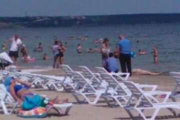 В Одессе труп женщны оставили прямо на пляже возле отдыхающих