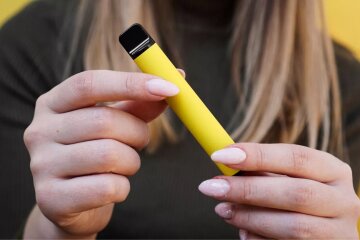 Полный провал реформы: украинцев шокировали данными о курении среди подростков
