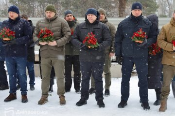 Мер Дніпра та голова ОВА вшанували пам'ять загиблих у зруйнованій російською ракетою багатоповерхівці