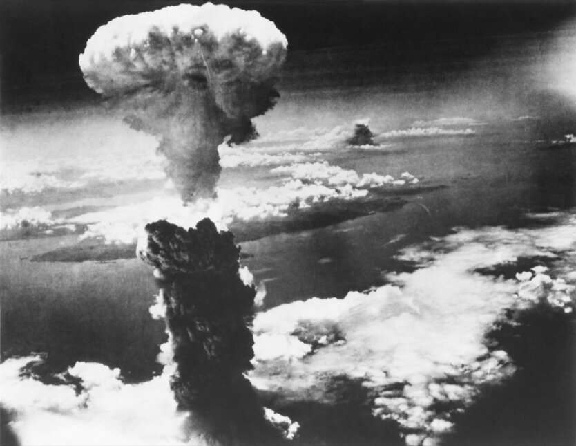 грибовидное облако бомбы, взрывающейся над нагасаки
