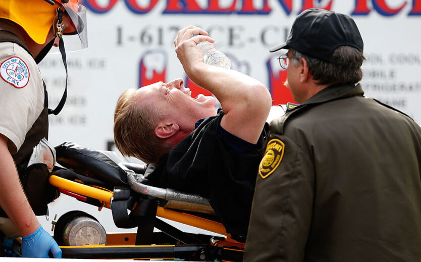 Мужчине оказывают срочную медицинскую помощь. (Jim Rogash/Getty Images)  