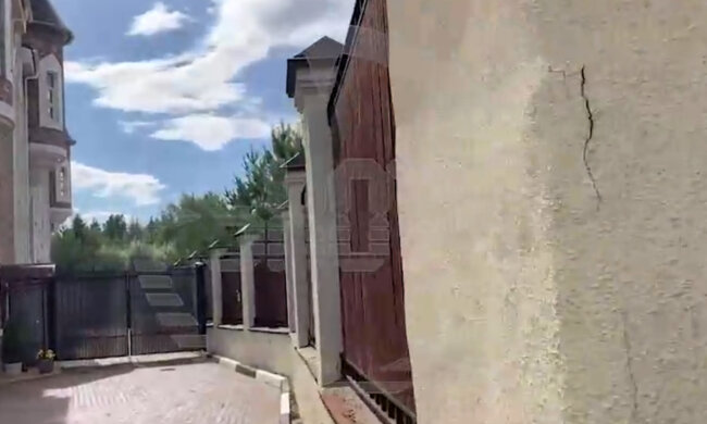 У Підмосков'ї у колишньому будинку Януковича забарикадувався озброєний бойовик, є заручники