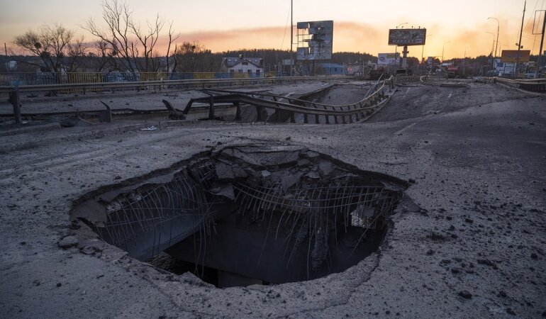 Разрушенный мост в Ирпене. Война России и Украины