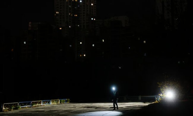 Відключення світла в Україні / Фото: Sergey Dolzhenko / EPA