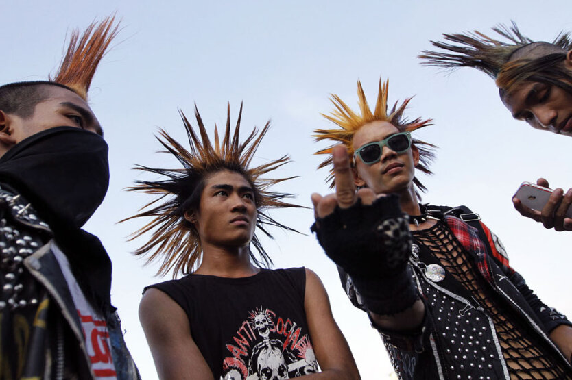 Молодые люди на панк-фестивале в Янгоне, Мьянма