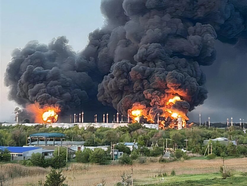 Украинские дроны атаковали аэродром "Энгельс-2" и нефтебазу в Саратовской области