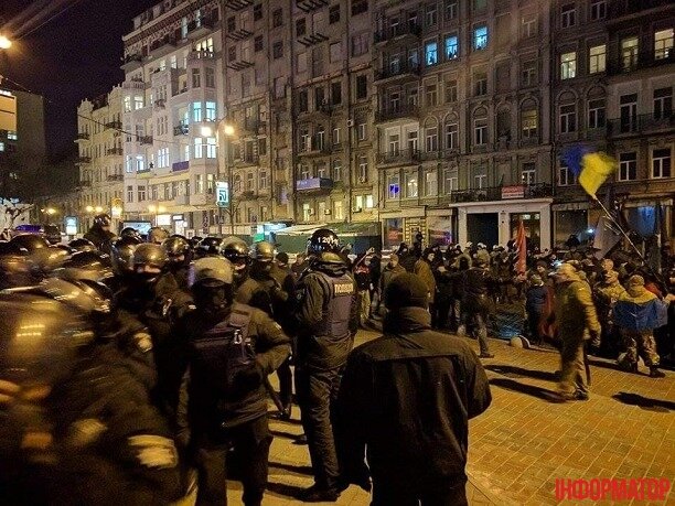 В Киеве «Правый сектор» подрался с полцией - фото 30797