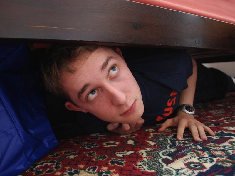 под кроватью