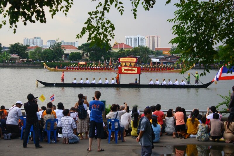 Праздник Лой Кратонг в Таиланде, по Чао Прая плывут старинные баржи