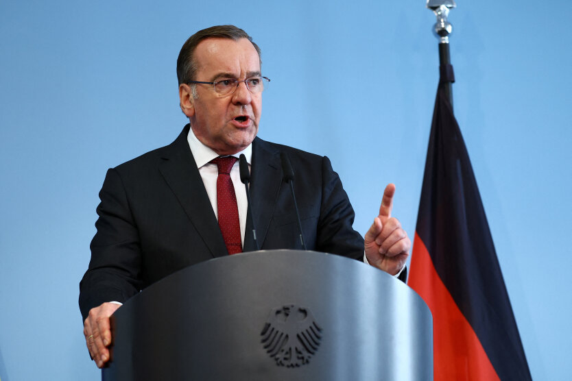 По словам Министра обороны Германии, Россия пыталась повлиять и на принятие политических решений в Германии