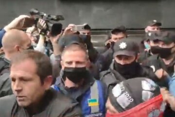В Киеве под Офисом Зеленского жгли шины из-за Ермака: видео