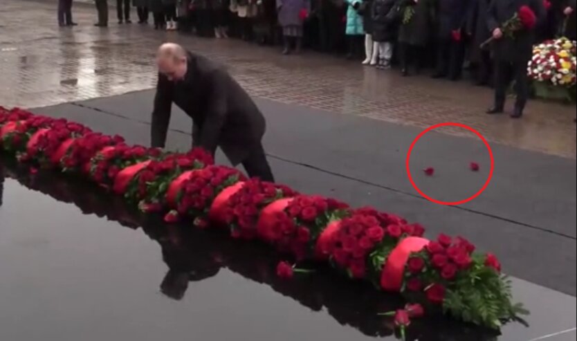 президент россии владимир путин возлагает цветы возле памятника псковским десантникам