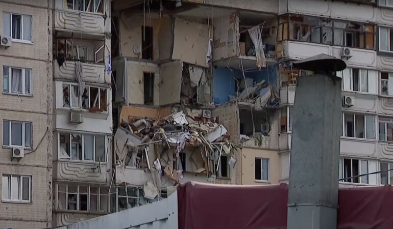 Взрыв дома на Позняках: в одной из квартир нашли склад оружия и боеприпасов