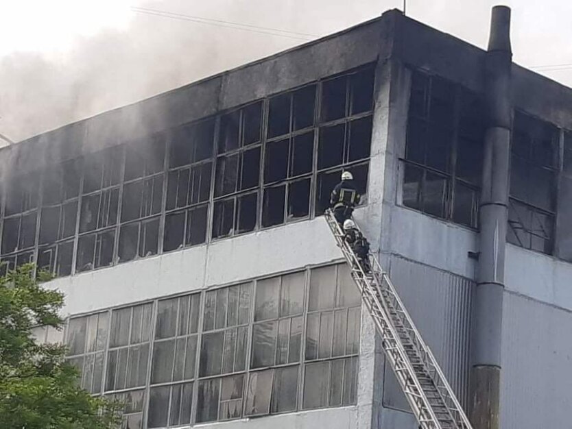 Пожар в Запорожье на фабрике "Мида"