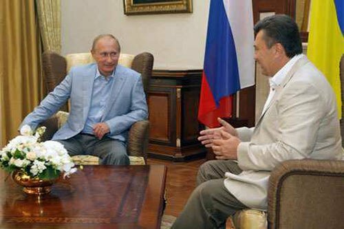 Навіть вази для квітів сяють золотом