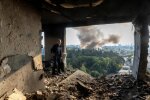 Поврежденное жилое здание в Киеве \ Фото: Томас Питер, Reuters