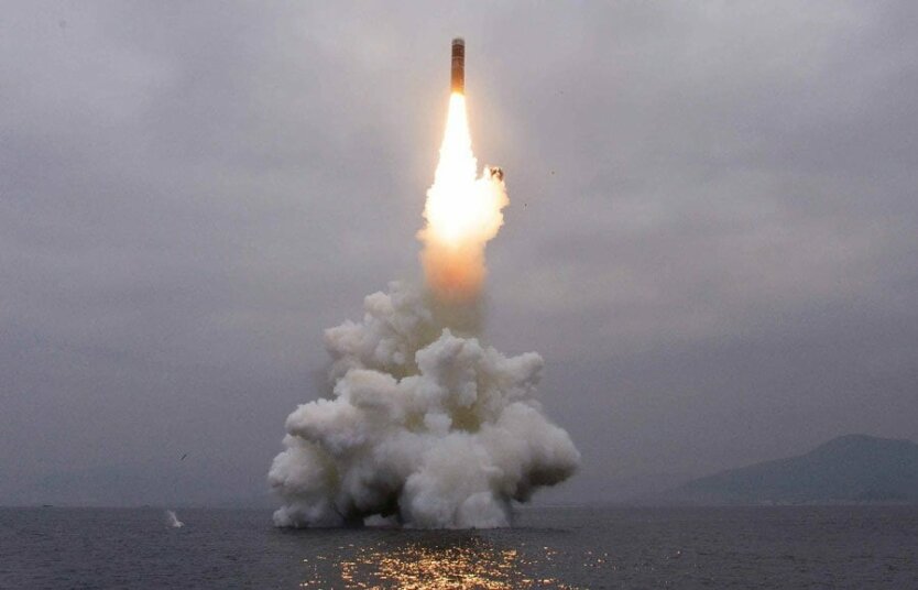 КНДР запустила новейшую баллистическую ракету с борта подводной лодки