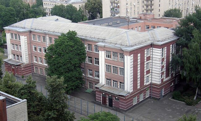 Директор гимназии не пускала детей в шортах