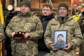 Військовослужбовці тримають фото вбитого Юрія Бондаренка / Фото: Новини.LIVE/Марта Байдака