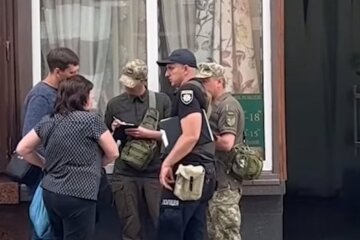 Украинцам объяснили, нужно ли показывать документы военкому, раздающему повестки: адвокат дал ответ