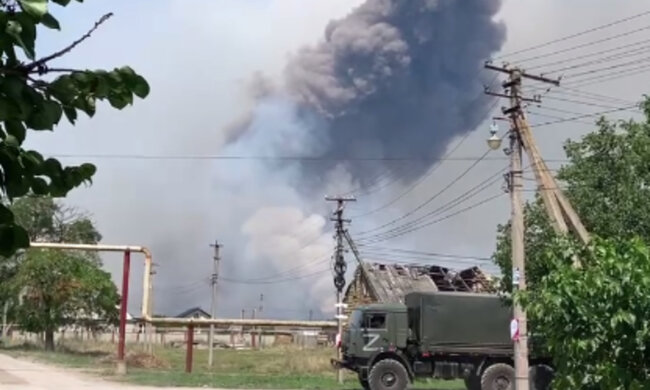 В Крыму заявили об атаке дронов на нефтебазу и аэродром: видео