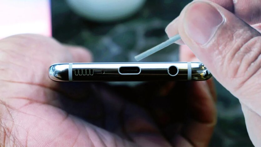 Чистка разъема зарядки смартфона / Коллаж / Shutterstock/