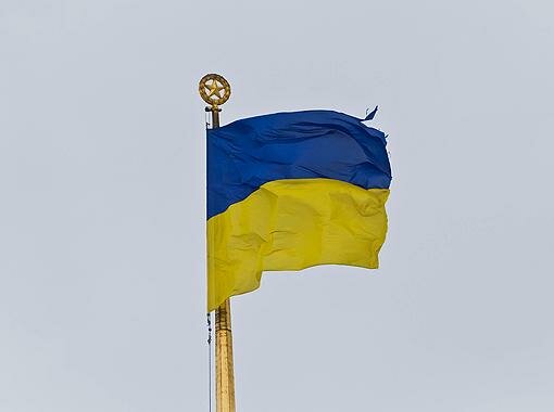 Порванный флаг Украины реет над зданием Верховной Рады