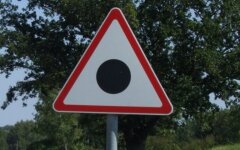 Дорожній знак чорною точкою