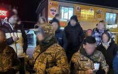 Правоохоронці прийшли з обшуками до підозрілого фонду, який збирає гроші біля метро в Києві