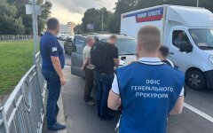 В Киеве задержали военкома, который помогал мужчинам выезжать за границу