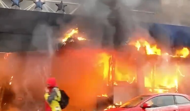 В центре Киева масштабный пожар: видео