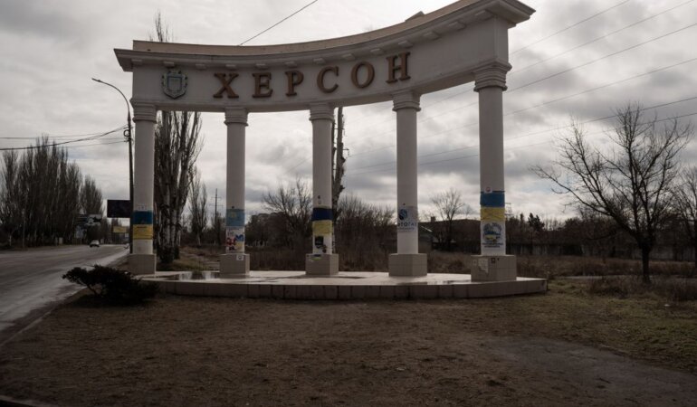 Окупанти з артилерії вдарили по Херсону, є жертви