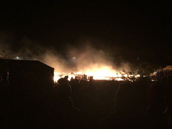 Пожар в лагере беженцев в Кале