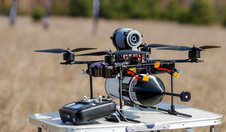 Дрон на оптоволокні