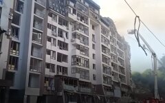 Последствия ракетного обстрела жилого дома в Киеве