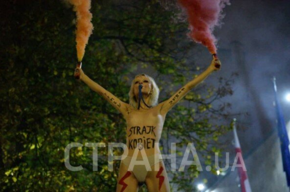 Femen у Посольства Польши в Киеве, Акция Femen в Киеве, Запрет на аборты в Польше