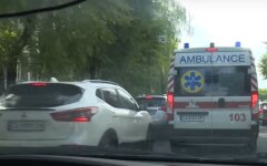 Скорая на дороге