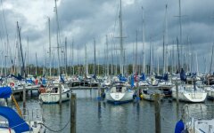 Яхты в порту Амстердама