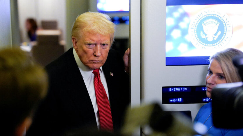 Трамп на борту літака Air Force One