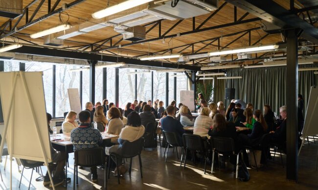 Минсоцполитики разрабатывает Стратегию сохранения связи с украинцами за границей