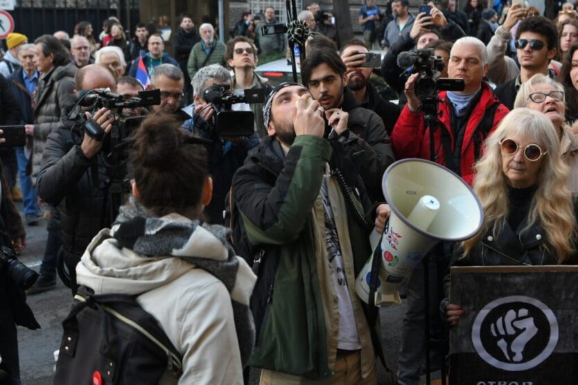 В столице Сербии протестующие студенты начали блокаду движения