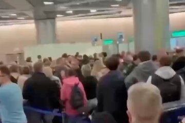 У Москві штурмують аеропорти "Шереметьєво" та "Внуково": величезні черги