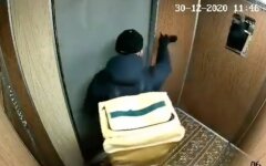 Курьер Glovo в лифте