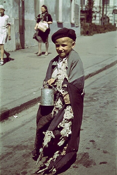 Нищий мальчик на улицах оккупированного Харькова в 1942 году