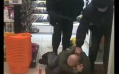 В Житомире охрана магазина избила и выбросила на улицу пожилого мужчину: видео