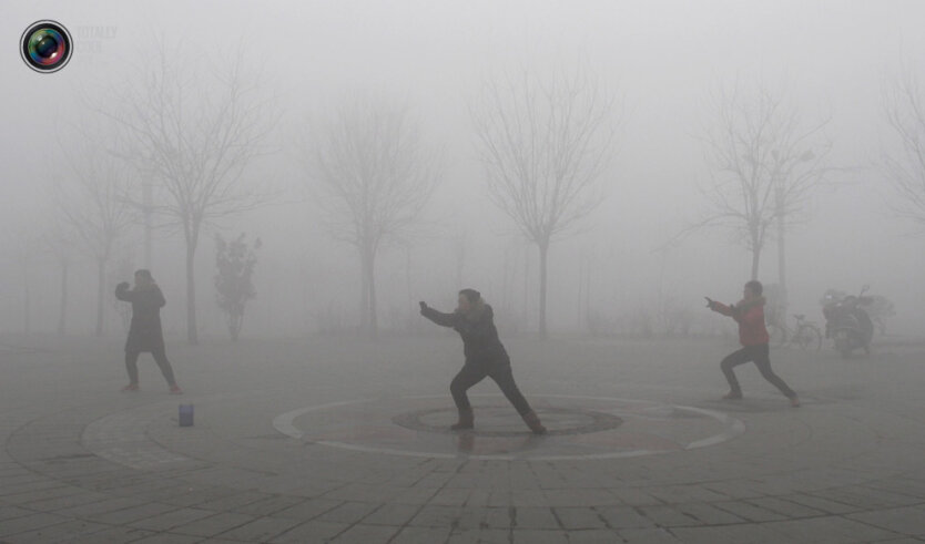 17. Туманным днём люди практикуют гимнастику тай-цзи в парке города Цзяоцзо. (CDIC / Reuters)